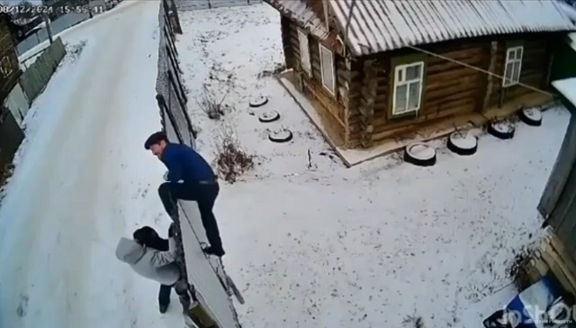 В Янауле мужчина застрял в шпагате, пытаясь перепрыгнуть через забор