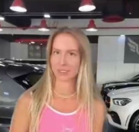 Парень подарил автомобиль своей девушке