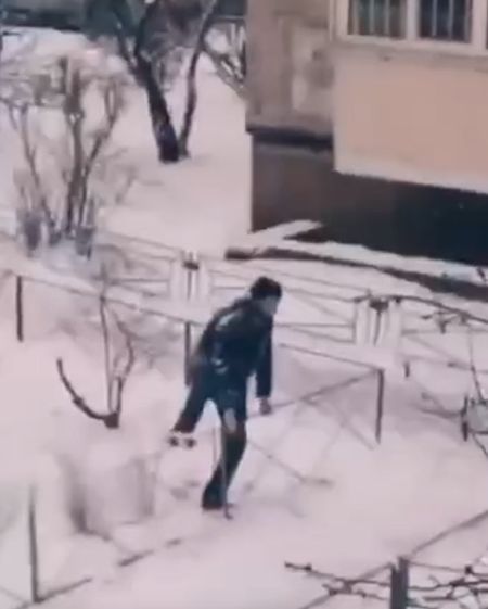 Не пускает оградка...