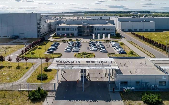 Процесс сборки автомобилей на бывшем заводе Volkswagen в России