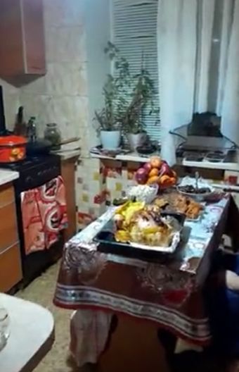 Муж, у которого выходной, встретил жену дома