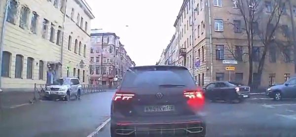 Кино с замечательным маневром расходится по Питерским пабликам