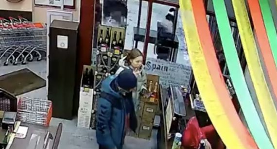 В Екатеринбурге покупатель спас кассира, у которого начался приступ эпилепсии и остановилось сердце