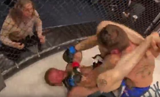 Российский боец MMA выиграл бой после того, как к клетке прорвалась его переживающая жена