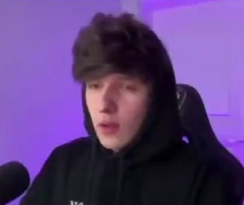 Стример постригся налысо за $100 тысяч, которые ему отправил MrBeast