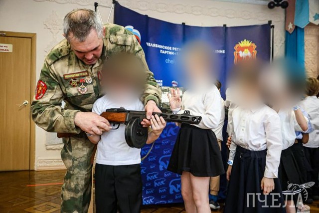 В челябинском детском саду № 423 состоялся «урок мужества». В рамках мероприятия ветераны СВО продемонстрировали детям автоматы, пистолеты, гранаты, а также сбитый квадрокоптер