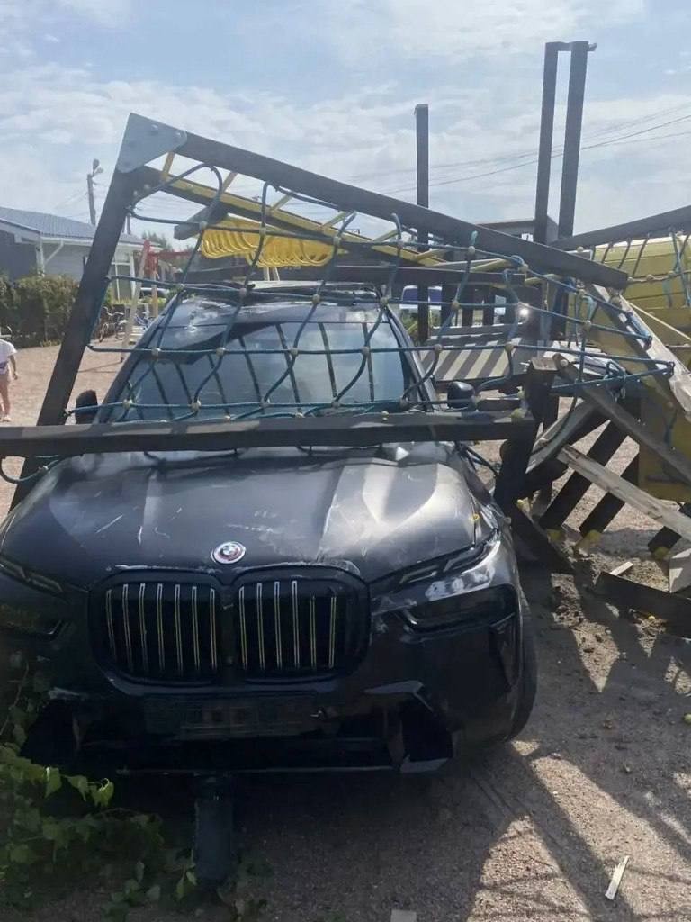 В Ленобласти девушка на BMW перепутала педали и въехала в детскую площадку