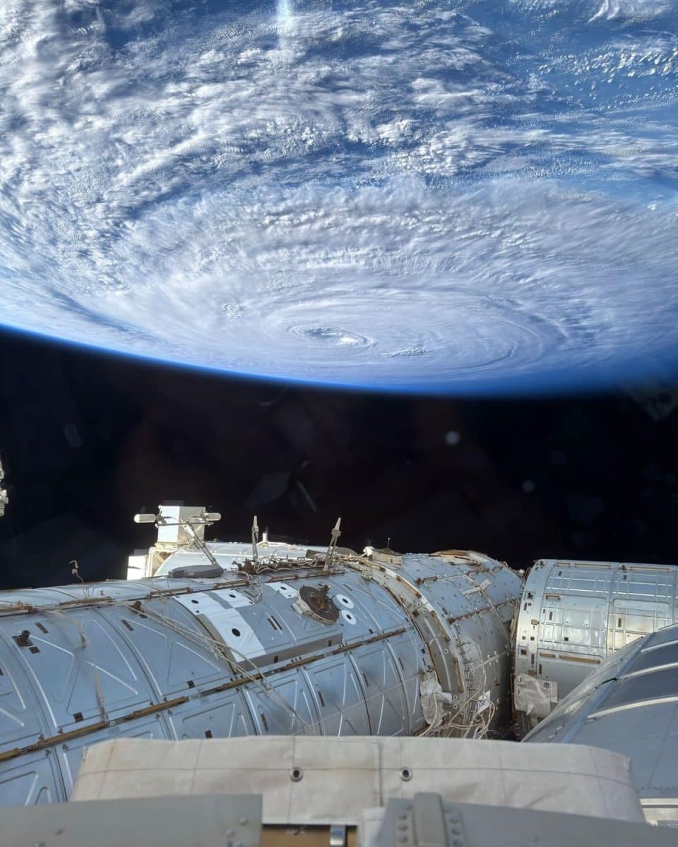 Астронавт NASA снял супертайфун с борта МКС на iPhone