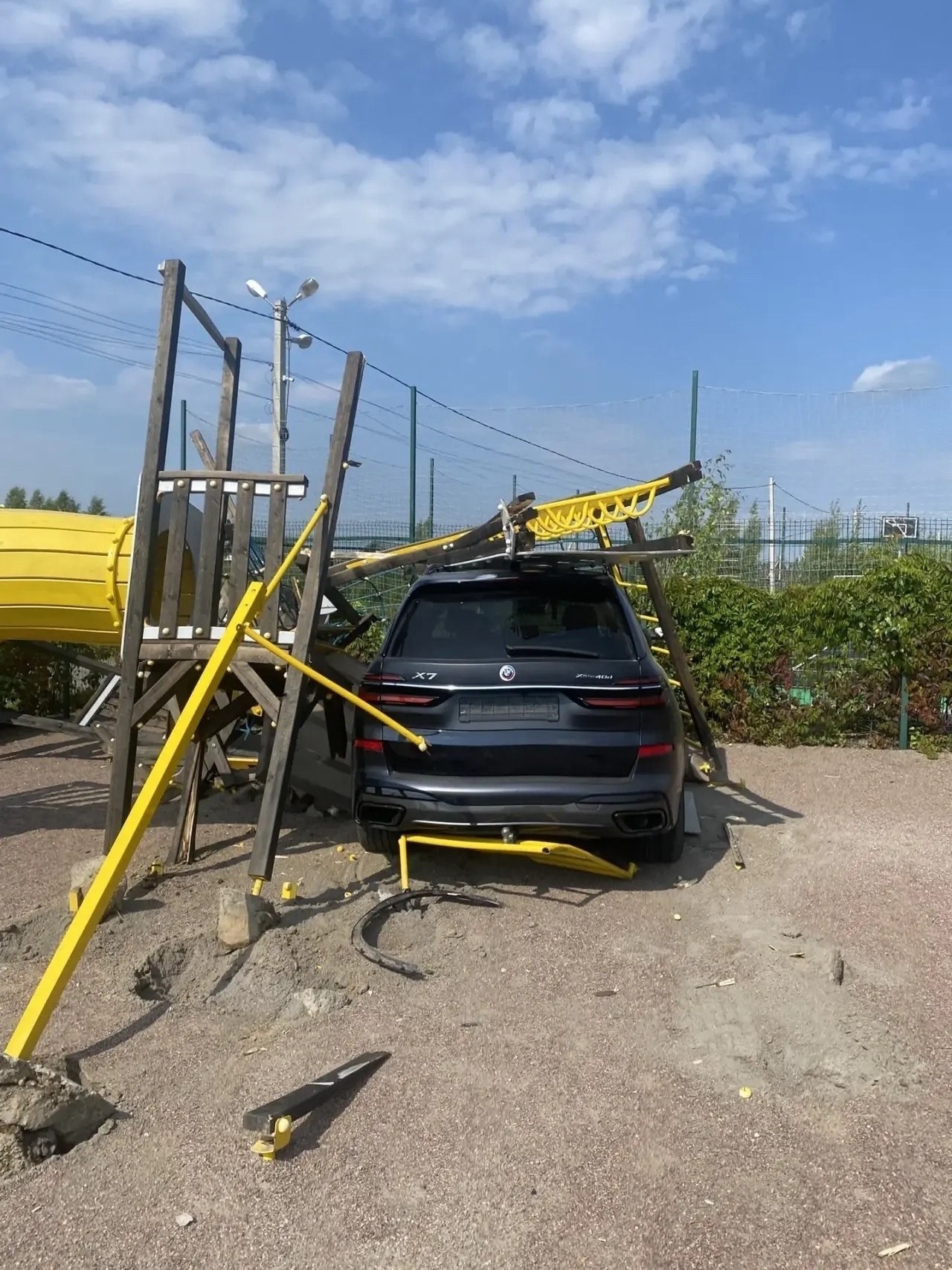 В Ленобласти девушка на BMW перепутала педали и въехала в детскую площадку