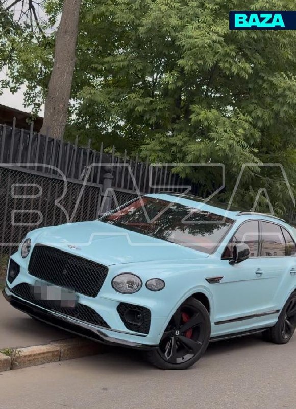 Студенты МГУ приехали на пары на Bentley, Lamborghini и Mercedes-Benz G-Class