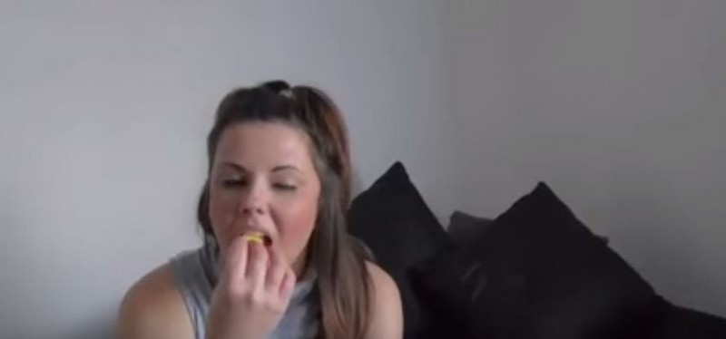 Англичанка ежедневно съедает 20 губок для мытья посуды Англичанка ежедневно съедает 20 губок для мытья посуды