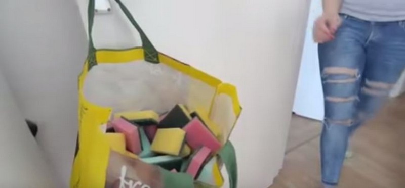 Англичанка ежедневно съедает 20 губок для мытья посуды Англичанка ежедневно съедает 20 губок для мытья посуды