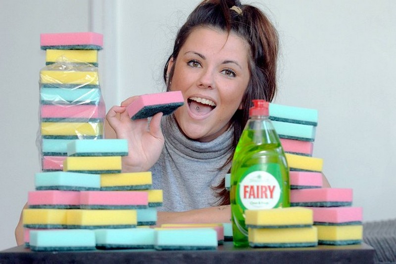 Англичанка ежедневно съедает 20 губок для мытья посуды Англичанка ежедневно съедает 20 губок для мытья посуды