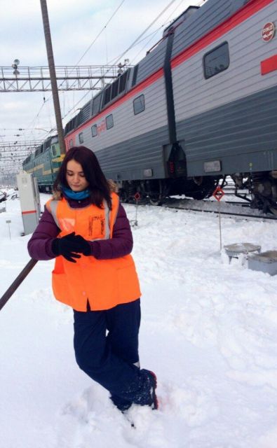 Очаровательные железнодорожные сотрудницы