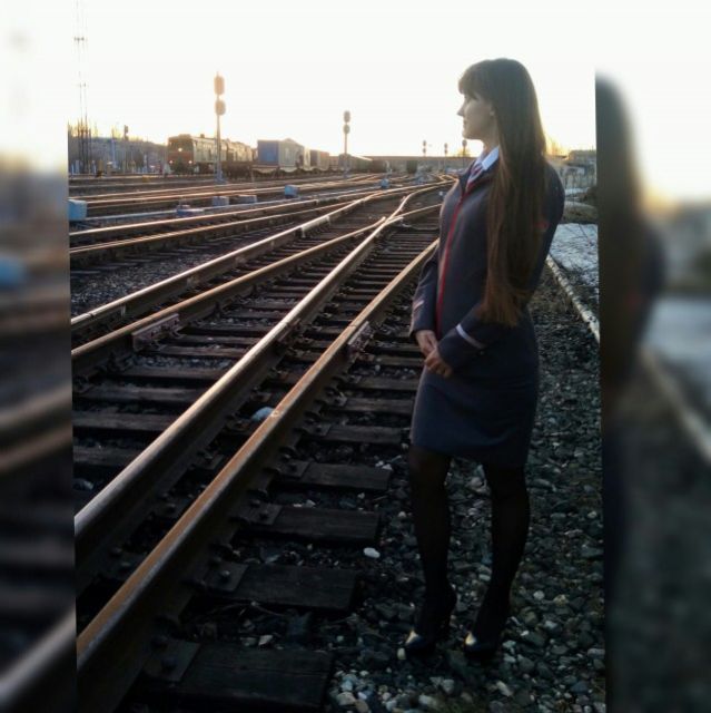 Очаровательные железнодорожные сотрудницы