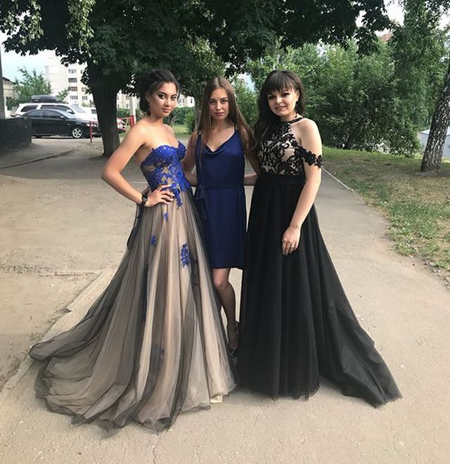 Выпускницы 2018 года в шикарных нарядах