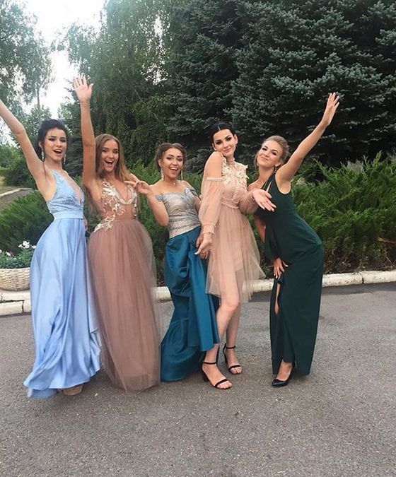 Выпускницы 2018 года в шикарных нарядах
