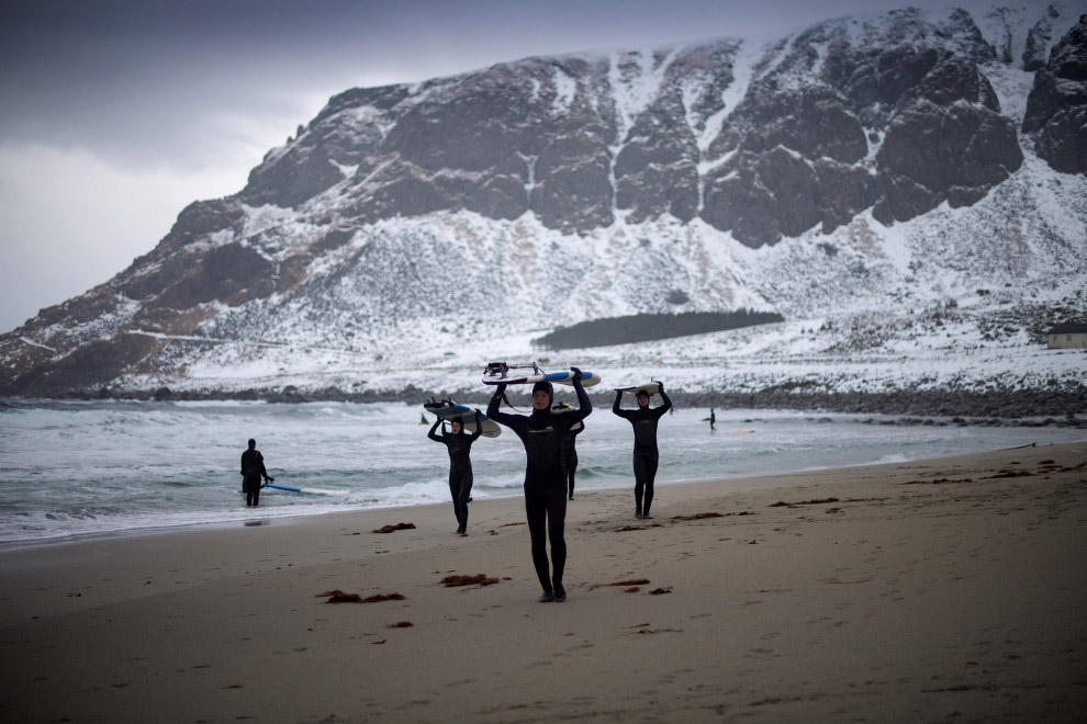 Суровый арктический норвежский серфинг Суровый арктический норвежский серфинг
