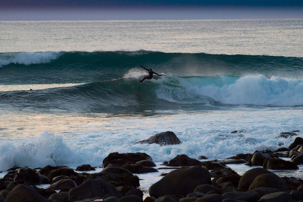Суровый арктический норвежский серфинг Суровый арктический норвежский серфинг