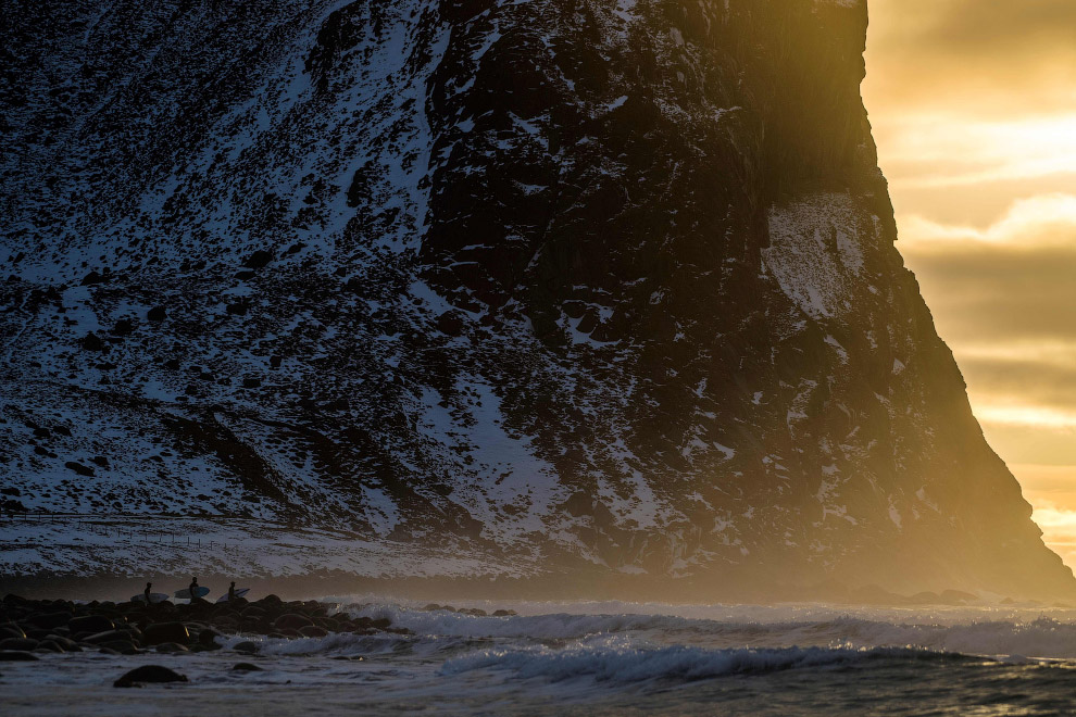 Суровый арктический норвежский серфинг Суровый арктический норвежский серфинг