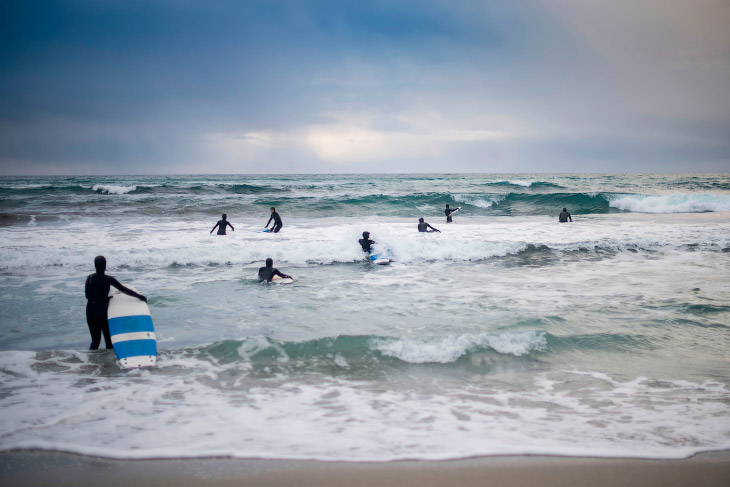 Суровый арктический норвежский серфинг Суровый арктический норвежский серфинг