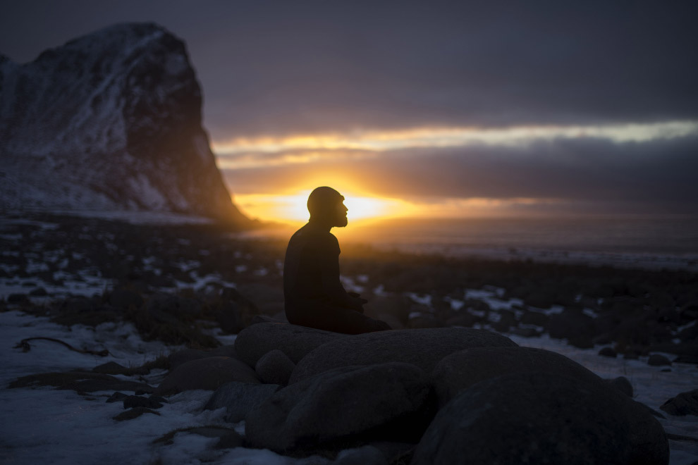 Суровый арктический норвежский серфинг Суровый арктический норвежский серфинг