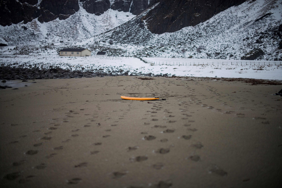 Суровый арктический норвежский серфинг Суровый арктический норвежский серфинг