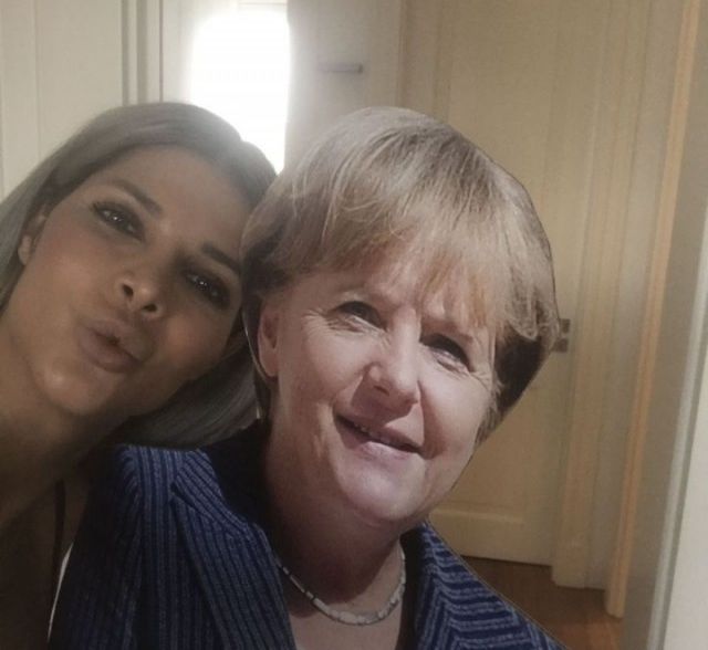 Микаела Шефер в откровенной фотосессии с фигурой Ангелы Меркель