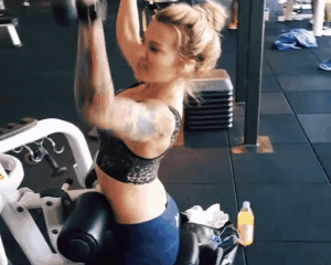 Спортивные девушки тренируются