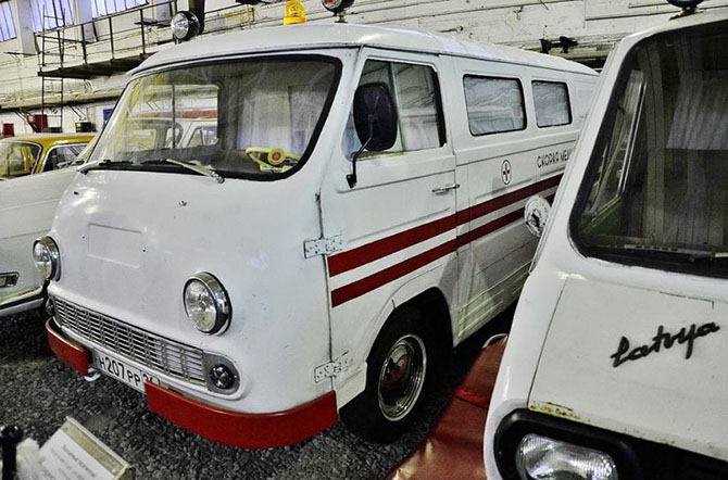 Экскурсия по самому крупному в мире музею советских автомобилей