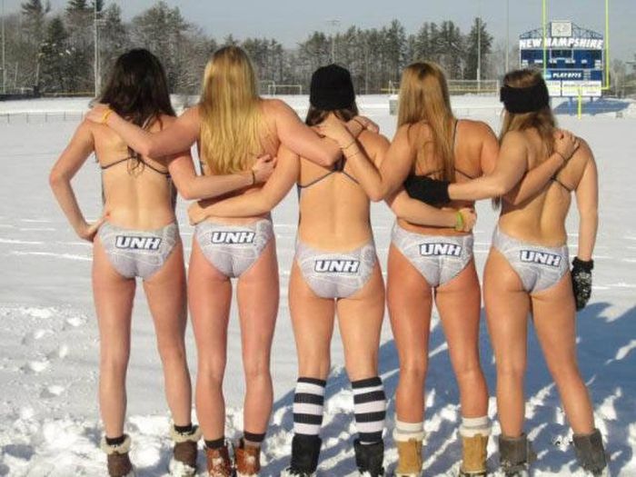 Милые девушки дурачатся