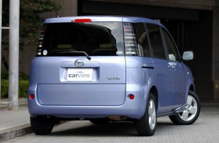 Обзор автомобиля Toyota Sienta, 2003