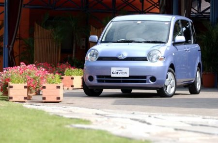 Обзор автомобиля Toyota Sienta, 2003