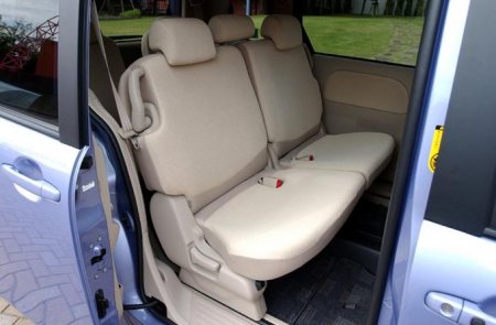 Обзор автомобиля Toyota Sienta, 2003