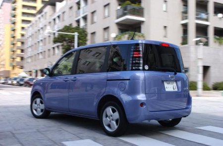 Обзор автомобиля Toyota Sienta, 2003