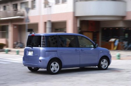 Обзор автомобиля Toyota Sienta, 2003