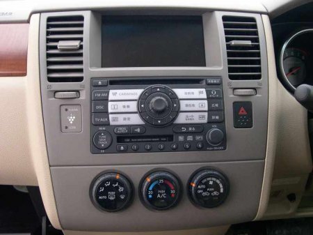 Обзор Nissan Tiida Latio, 2005