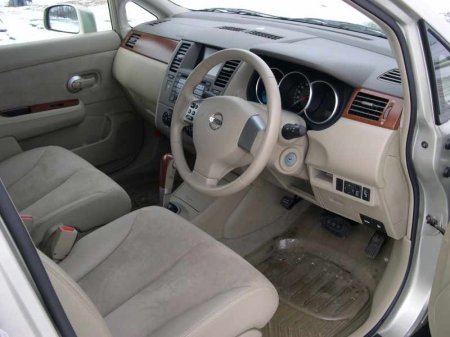 Обзор Nissan Tiida Latio, 2005