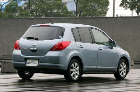 Обзор автомобиля Nissan Tiida, 2004