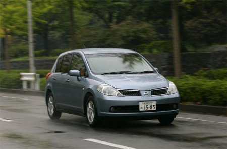 Обзор автомобиля Nissan Tiida, 2004