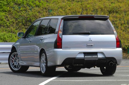 Обзор автомобиля Mitsubishi Lancer Evolution Wagon, 2005 год