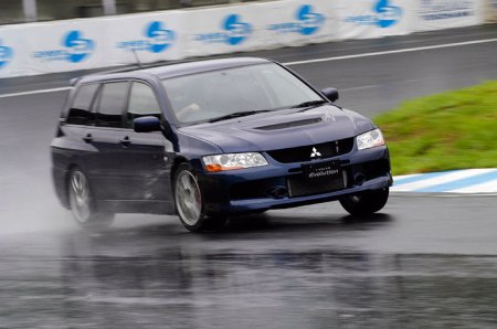 Обзор автомобиля Mitsubishi Lancer Evolution Wagon, 2005 год