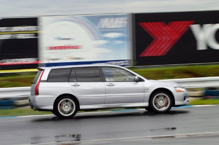 Обзор автомобиля Mitsubishi Lancer Evolution Wagon, 2005 год