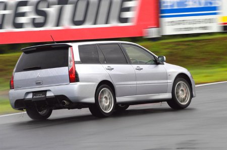 Обзор автомобиля Mitsubishi Lancer Evolution Wagon, 2005 год
