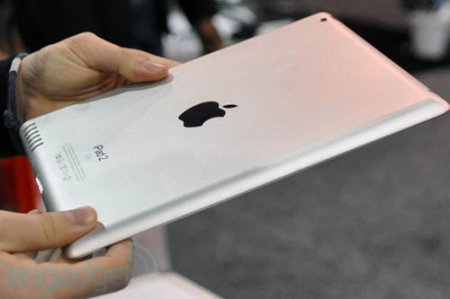 На выставке CES 2011 был показан макет Ipad 2